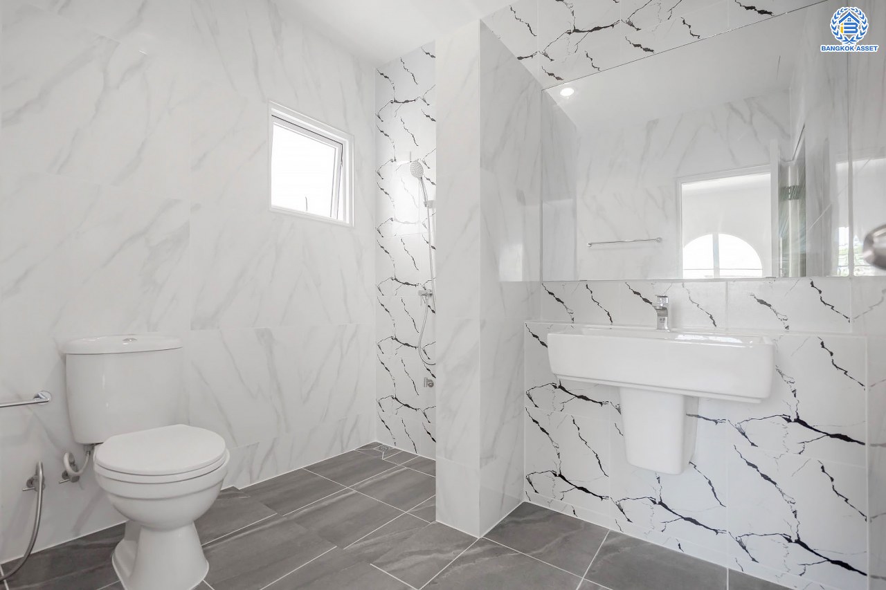 บ้านมือสองตกแต่งใหม่ ม.ชวนชื่น บรู๊คไซด์ ราชพฤกษ์-ติวานนท์ เนื้อที่ 53.6 ตร.ว. ฟังก์ชัน 3 ห้องนอน 2 ห้องน้ำ จอดรถได้ 1 คัน บรรยากาศเงียบสงบเป็นส่วนตัว สิ่งอำนวยความสะดวกมากมาย! บนทำเลศักยภาพ หน้าโครงการติดถนนใหญ่ ใกล้จุดขึ้นทางด่วน "ศรีสมาน"